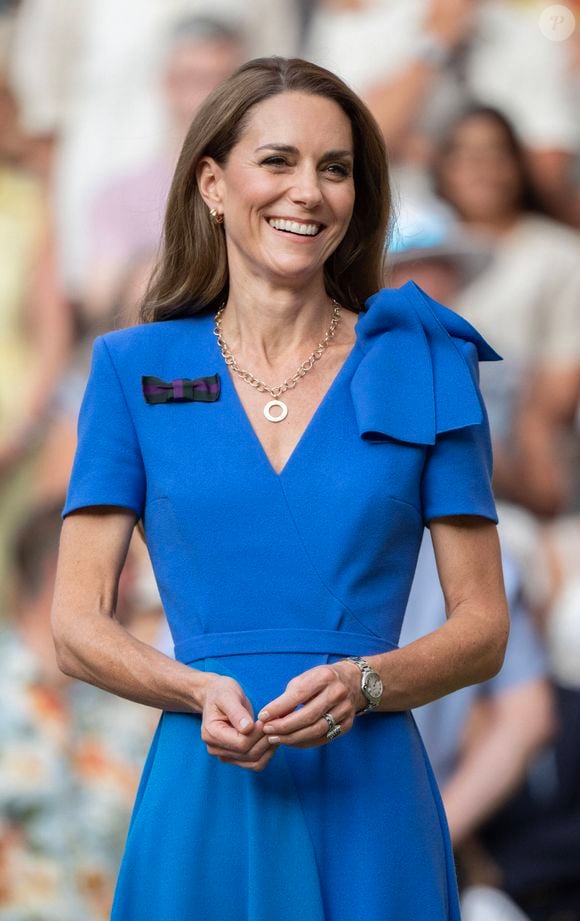 Kate Middleton admire également la manière dont Sophie a élevé ses enfants loin du protocole, un choix qui fait écho à ses propres valeurs de mère.

Catherine (Kate) Middleton, princesse de Galles - Personnalités à la finale homme du tournoi de tennis de Wimbledon, le 13 juillet 2025 @ Dana Press / Bestimage