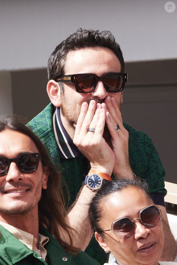 “On va faire quoi ? On va rien faire ! Papa il a trop peur gros !”, rétorque Camille Combal à son fils

Camille Combal - Célébrités dans les tribunes des Internationaux de France de tennis de Roland Garros 2024 à Paris. Le 5 juin 2024
© Moreau-Jacovides / Bestimage
