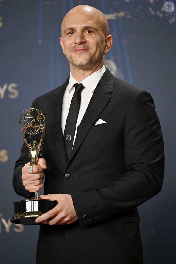 Adam Randall tient l'Emmy de la meilleure réalisation pour une série dramatique pour " Slow Horses ", dans les coulisses de la 77e cérémonie annuelle des Primetime Emmy Awards au Peacock Theater à Los Angeles, le dimanche 14 septembre 2025. Photo par Chris Chew/UPI/ABACAPRESS.COM.