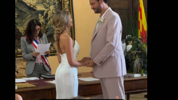 Karine Le Marchand a filmé l'échange des voeux d'Eric Antoine et Gennifer Demey lors de leur mariage civil à Aix-en-Provence le 30 août 2025.