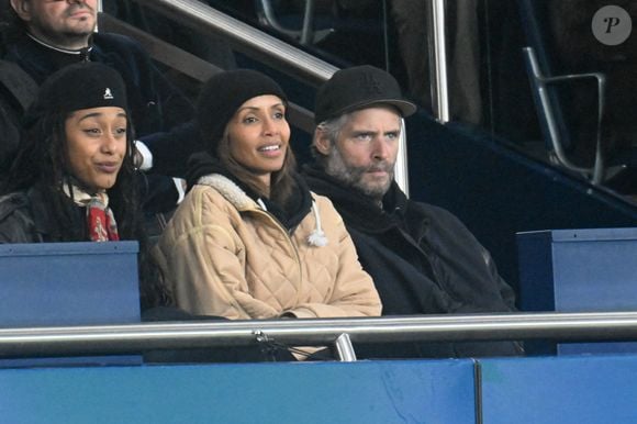Sonia Rolland et son mari Guillaume Gabriel en tribunes lors du match de football Ligue 1 Uber Eats opposant le Paris Saint-Germain (PSG) à l'OGC Nice (1-0) au Parc des Princes à Paris, France, le 1er novembre 2025. © Lionel Urman/Bestimage