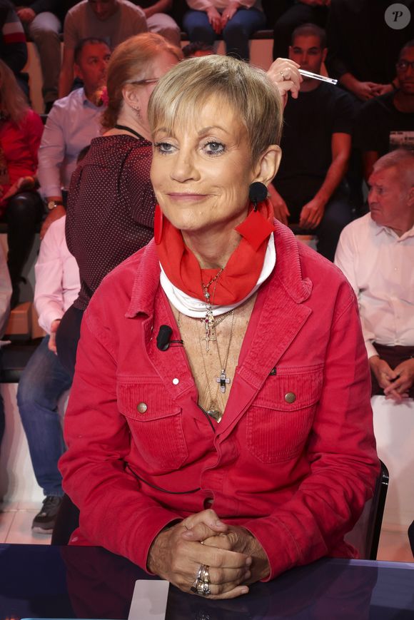 La journaliste ne s'attendait pas à ce départ.

Isabelle Morini-Bosc, sur le plateau de TBT9 présenté par C.Hanouna, et diffusé en direct sur W9, Paris, France, le 16 octobre 2025. © Jack Tribeca / Bestimage