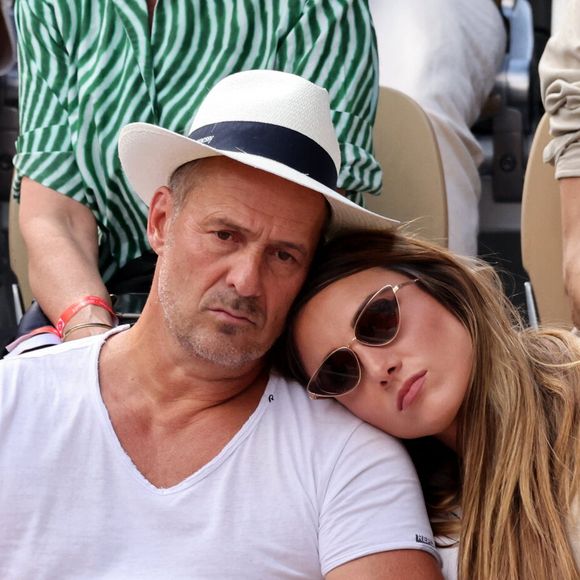 Roger Erhart et sa compagne Delphine Wespiser, Miss France 2012 - Célébrités dans les tribunes des internationaux de France de Roland Garros à Paris le 31 mai 2022. © Cyril Moreau - Dominique Jacovides/Bestimage