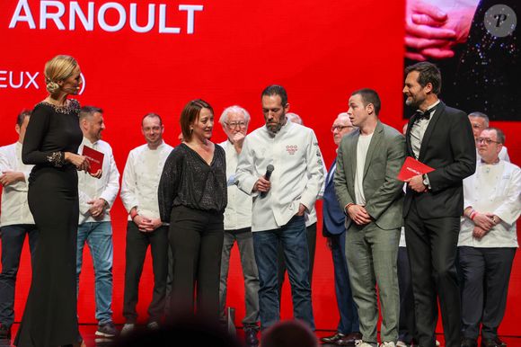Le chef Michaël Arnoult est l'unique lauréat de l'année à décrocher une troisième étoile pour son restaurant savoyard Les Morainières.

3 étoiles - "Les Morainières" - restaurant du Chef Michaël Arnoult et de sa femme Ingrid à Jongieux (73) décroche une 3eme étoile - Cérémonie des remises des Etoiles Michelin 2026 au Grimaldi Forum à Monaco le 16 mars 2026. 1 étoile, 7 nouveaux 2 étoiles et 1 nouveau 3 étoiles pour l'édition 2026 © Jean-Marc Lhomer/Bestimage