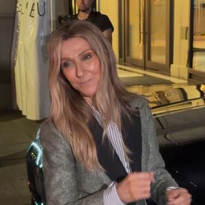 Désormais, la chanteuse "ne répète plus, ne chante plus" afin de préserver sa voix.

Céline Dion, de retour d'une séance intense de répétitions, prend le temps de saluer ses fans devant l'hôtel Royal Monceau à Paris le 7 septembre 2026 © Lea Vieillot / Bestimage