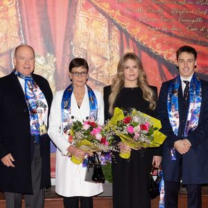 L’occasion de constater également que le prince Albert, en forme après sa récente intervention chirurgicale. 

S.A.S. le Prince Albert II de Monaco (Le prince Albert II de Monaco), S.A.S. la Princesse Stéphanie de Monaco (La princesse Stéphanie de Monaco), Louis Ducruet et Camille Gottlieb assistent à l'ouverture du 48ème Festival International du Cirque de Monte-Carlo, à Monaco, le 16 janvier 2026. © Olivier Huitel/Poo Monaco/Bestimage