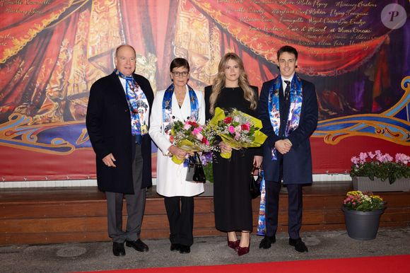 L’occasion de constater également que le prince Albert, en forme après sa récente intervention chirurgicale. 

S.A.S. le Prince Albert II de Monaco (Le prince Albert II de Monaco), S.A.S. la Princesse Stéphanie de Monaco (La princesse Stéphanie de Monaco), Louis Ducruet et Camille Gottlieb assistent à l'ouverture du 48ème Festival International du Cirque de Monte-Carlo, à Monaco, le 16 janvier 2026. © Olivier Huitel/Poo Monaco/Bestimage