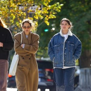 Katie Holmes profite d'une promenade détendue avec sa fille, Suri Cruise, après avoir fait ses courses dans un supermarché à New York. © Backgrid USA / Bestimage