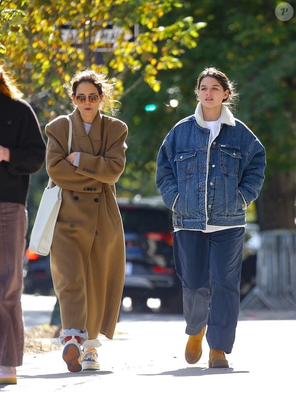 Katie Holmes profite d'une promenade détendue avec sa fille, Suri Cruise, après avoir fait ses courses dans un supermarché à New York. © Backgrid USA / Bestimage