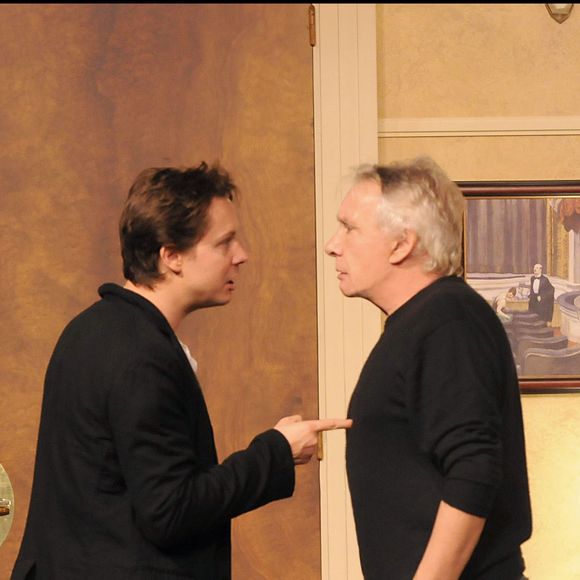 MICHEL SARDOU, DAVY SARDOU - PIECE DE THEATRE "SECRET DE FAMILLE" AU THEATRE DES VARIETES A PARIS.