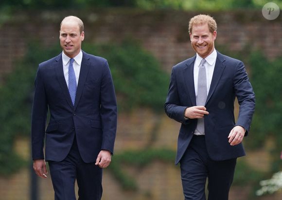 Le prince de Galles et le duc de Sussex, arrivant pour l'inauguration d'une statue qu'ils ont commandée de leur mère Diana, princesse de Galles, dans le Sunken Garden du palais de Kensington, à Londres, à l'occasion de ce qui aurait été son 60e anniversaire. Photo : Yui Mok/PA Wire