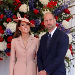 Le prince William et Kate Middleton se sont rendus en Grèce pour les vacances.

Le roi Charles III d'Angleterre, Camilla Parker Bowles, reine consort d'Angleterre, le prince William, prince de Galles, et Catherine (Kate) Middleton, princesse de Galles, accueillent le couple présidentiel français le président Emmanuel Macron et sa femme la Première Dame Brigitte Macron sur Datchet road à Windsor, Royaume Uni. À l'invitation de Leurs Majestés le roi et la reined'Angleterre, le président français et sa femme effectueront une visite d'État au Royaume-Uni. Le président et la Première Dame se rendent au Royaume-Uni pour la première fois en visite d'État française depuis 17 ans. Ils séjourneront au château de Windsor, accueillis par le roi et la reine d'Angleterre, et un banquet y sera organisé en leur honneur. Les Macron visiteront l'Imperial College, et le président s'adressera au Parlement pendant son séjour. © Dominique Jacovides/Bestimage