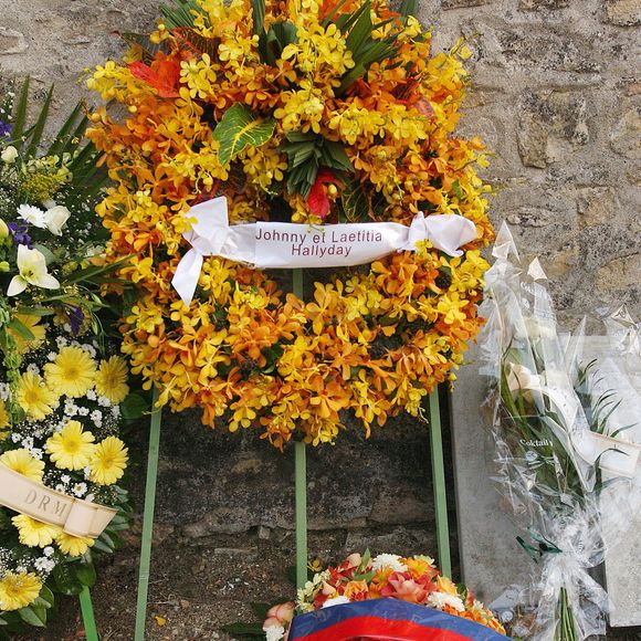 Une couronne envoyée par le chanteur français Johnny Hallyday pour les funérailles de l'acteur français Jacques Villeret, au cimetière de Perrusson, France, le 3 février 2005. Jacques Villeret est décédé vendredi dernier des suites d'une maladie du foie. Photo par Giancarlo Gorassini/ABACA.