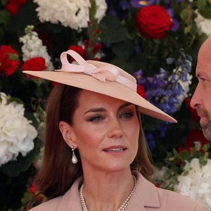 Le roi Charles III d'Angleterre, Camilla Parker Bowles, reine consort d'Angleterre, le prince William, prince de Galles, et Catherine (Kate) Middleton, princesse de Galles, accueillent le couple présidentiel français le président Emmanuel Macron et sa femme la Première Dame Brigitte Macron sur Datchet road à Windsor, Royaume Uni, le 8 juillet 2025. © Dominique Jacovides/Bestimage
