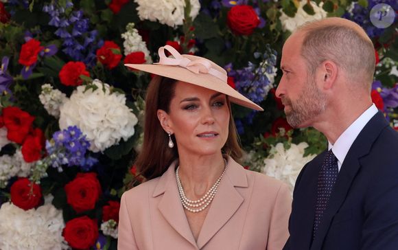 Le roi Charles III d'Angleterre, Camilla Parker Bowles, reine consort d'Angleterre, le prince William, prince de Galles, et Catherine (Kate) Middleton, princesse de Galles, accueillent le couple présidentiel français le président Emmanuel Macron et sa femme la Première Dame Brigitte Macron sur Datchet road à Windsor, Royaume Uni, le 8 juillet 2025. © Dominique Jacovides/Bestimage