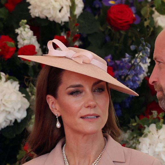 Le roi Charles III d'Angleterre, Camilla Parker Bowles, reine consort d'Angleterre, le prince William, prince de Galles, et Catherine (Kate) Middleton, princesse de Galles, accueillent le couple présidentiel français le président Emmanuel Macron et sa femme la Première Dame Brigitte Macron sur Datchet road à Windsor, Royaume Uni, le 8 juillet 2025. © Dominique Jacovides/Bestimage