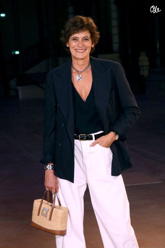 Elle explique que cette habitude est « empreinte d’un souvenir d’enfance » et revendique une approche du style loin des tendances.

Ines de la Fressange - Célébrités au Défilé Chanel, Collection Prêt-à-porter Printemps / Eté 2027 dans le cadre de la Fashion Week de Paris, France, le 05 Octobre 2026. © Bertrand Rindoff / Bestimage
