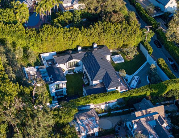 EXCLUSIF Vue générale de la maison de Rihanna après un incident de tir impliquant un AR-15. 

©BestImage