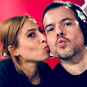 Léa Salamé donne des nouvelles de Nicolas Demorand.

Léa Salamé prend la pose avec Nicolas Demorand dans les studios de France Inter.