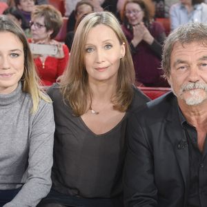 Fille du réalisateur Olivier Marchal et de Catherine Marchal, l'actrice s'impose malgré tout par son seul talent.

Catherine Marchal, Olivier Marchal et leur fille Zoé Marchal - Enregistrement de l'émission "Vivement Dimanche" à Paris le 15 Décembre 2015.

© Bestimage