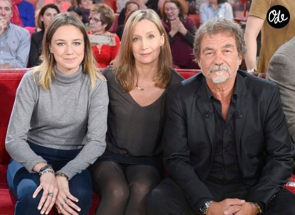 Fille du réalisateur Olivier Marchal et de Catherine Marchal, l'actrice s'impose malgré tout par son seul talent.

Catherine Marchal, Olivier Marchal et leur fille Zoé Marchal - Enregistrement de l'émission "Vivement Dimanche" à Paris le 15 Décembre 2015.

© Bestimage
