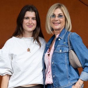 Michèle Laroque est venue assister aux matchs accompagnée de sa fille Oriane, avec qui elle s'était déjà rendue sur place le 30 mai.

Michèle Laroque et sa fille Oriane Deschamps au village lors des Internationaux de France de Tennis de Roland Garros 2026. Paris, le 2 juin 2026.
© Jacovides-Moreau / Bestimage