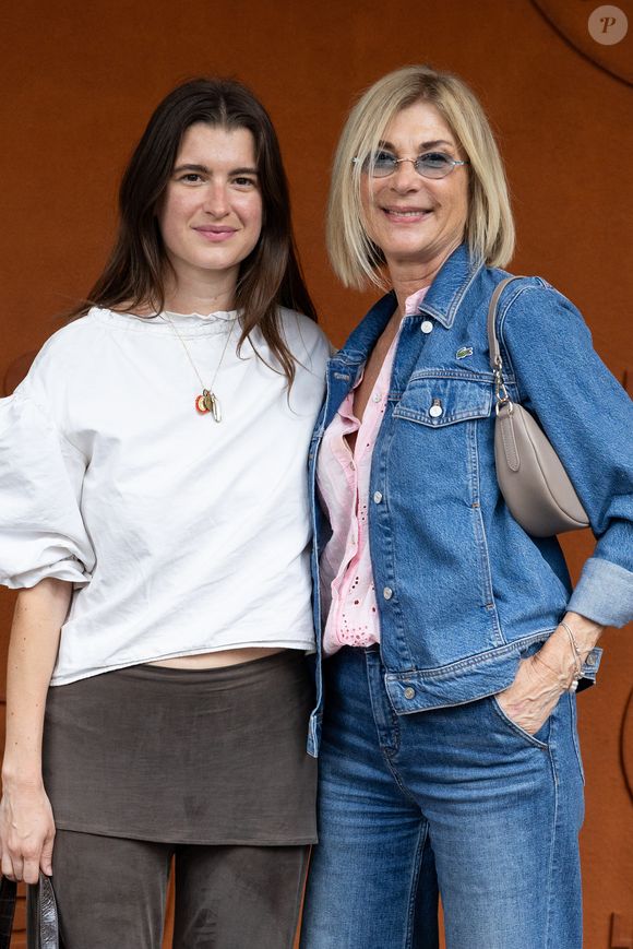 Michèle Laroque est venue assister aux matchs accompagnée de sa fille Oriane, avec qui elle s'était déjà rendue sur place le 30 mai.

Michèle Laroque et sa fille Oriane Deschamps au village lors des Internationaux de France de Tennis de Roland Garros 2026. Paris, le 2 juin 2026.
© Jacovides-Moreau / Bestimage