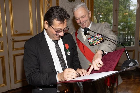 Exclusif -  Laurent Gerra, François Lecointre - Laurent Gerra reçoit la légion d’honneur de la part du grand chancelier F. Lecointre en présence de la première dame, B. Macron au Palais de la Légion d'honneur à Paris le 29 septembre 2025. © Cyril Moreau/Bestimage