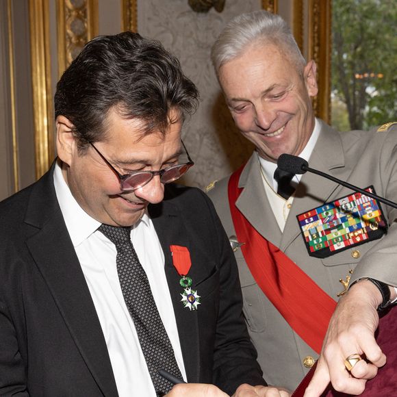Exclusif -  Laurent Gerra, François Lecointre - Laurent Gerra reçoit la légion d’honneur de la part du grand chancelier F. Lecointre en présence de la première dame, B. Macron au Palais de la Légion d'honneur à Paris le 29 septembre 2025. © Cyril Moreau/Bestimage