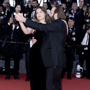 Entre éclats de rire et gestes tendres, l'ancien mannequin a offert une séquence pleine de fraîcheur et de spontanéité, confirmant une fois de plus son aisance sur les tapis rouges.

Vincent Macaigne et Laetitia Casta - Montée des marches du film « Karma » lors du 79ème Festival International du Film de Cannes, le 15 mai 2026. © Olivier Borde / Bestimage