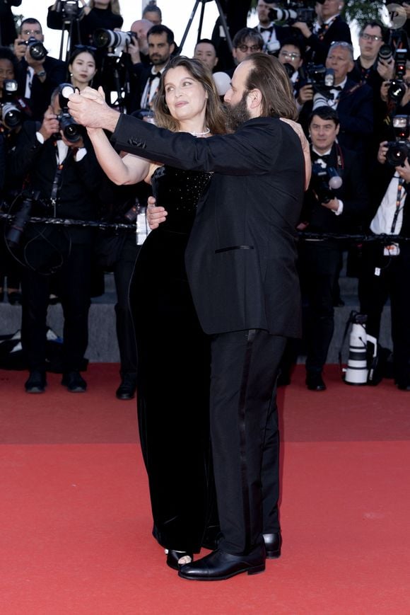 Entre éclats de rire et gestes tendres, l'ancien mannequin a offert une séquence pleine de fraîcheur et de spontanéité, confirmant une fois de plus son aisance sur les tapis rouges.

Vincent Macaigne et Laetitia Casta - Montée des marches du film « Karma » lors du 79ème Festival International du Film de Cannes, le 15 mai 2026. © Olivier Borde / Bestimage