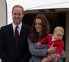 Une scène qui avait été filmée et relayée sur TikTok.
Le prince William, Catherine Kate Middleton la duchesse de Cambridge et leur fils George montent à bord d'un avion pour rentrer à Londres après leur visite officielle en Australie, le 25 avril 2014.