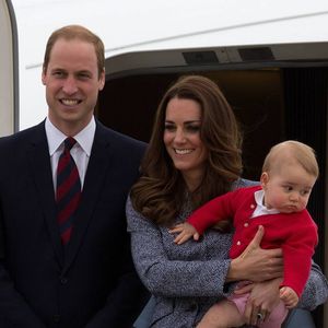 Une scène qui avait été filmée et relayée sur TikTok. 

Le prince William, Catherine Kate Middleton la duchesse de Cambridge et leur fils George montent à bord d'un avion pour rentrer à Londres après leur visite officielle en Australie, le 25 avril 2014.