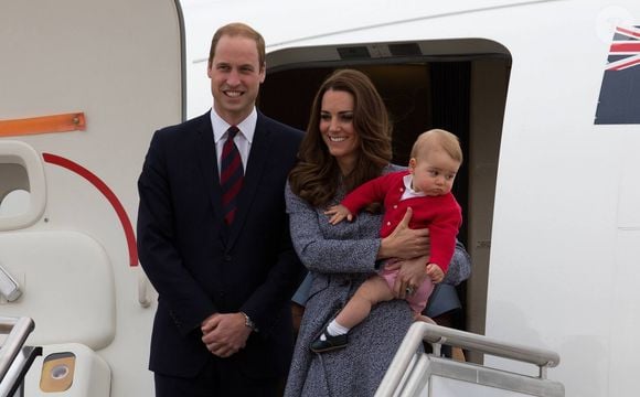 Une scène qui avait été filmée et relayée sur TikTok. 

Le prince William, Catherine Kate Middleton la duchesse de Cambridge et leur fils George montent à bord d'un avion pour rentrer à Londres après leur visite officielle en Australie, le 25 avril 2014.