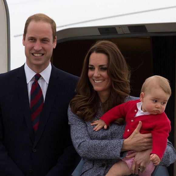 Une scène qui avait été filmée et relayée sur TikTok. 

Le prince William, Catherine Kate Middleton la duchesse de Cambridge et leur fils George montent à bord d'un avion pour rentrer à Londres après leur visite officielle en Australie, le 25 avril 2014.