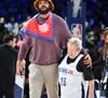 Dès le début de la vidéo, l'ancien basketteur donne le ton. "À Tokyo, on dit que le 7-Eleven est une institution."

Joakim Noah - Match de gala NBA Jam team Teddy Riner contre team Esteban Ocon lors du NBA Paris Games 2025 à L'Accor Arena Bercy le 24 janvier 2025 © Ramsamy Veeren / Bestimage