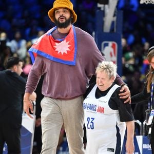 Dès le début de la vidéo, l'ancien basketteur donne le ton. "À Tokyo, on dit que le 7-Eleven est une institution."
Joakim Noah - Match de gala NBA Jam team Teddy Riner contre team Esteban Ocon lors du NBA Paris Games 2025 à L'Accor Arena Bercy le 24 janvier 2025 © Ramsamy Veeren / Bestimage