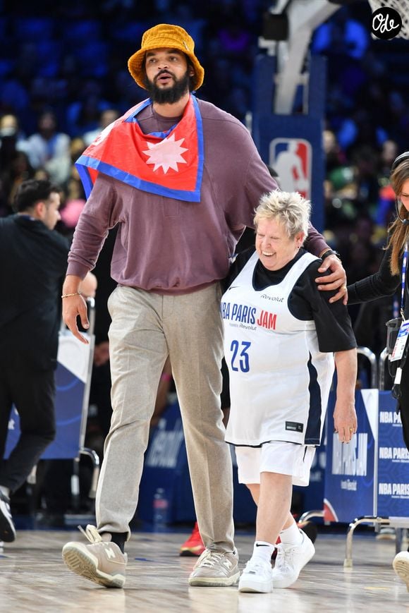 Dès le début de la vidéo, l'ancien basketteur donne le ton. "À Tokyo, on dit que le 7-Eleven est une institution."

Joakim Noah - Match de gala NBA Jam team Teddy Riner contre team Esteban Ocon lors du NBA Paris Games 2025 à L'Accor Arena Bercy le 24 janvier 2025 © Ramsamy Veeren / Bestimage