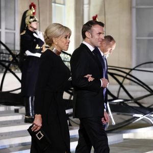 Brigitte et Emmanuel Macron - Dîner d'Etat en l'honneur de Bola Tinubu, Président de la République fédérale du Nigéria et de sa femme Oluremi Tinubu  au Palais de l'Elysée à Paris le 28 Novembre 2024. © Dominique Jacovides/Bestimage