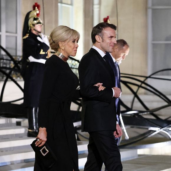 Brigitte et Emmanuel Macron - Dîner d'Etat en l'honneur de Bola Tinubu, Président de la République fédérale du Nigéria et de sa femme Oluremi Tinubu  au Palais de l'Elysée à Paris le 28 Novembre 2024. © Dominique Jacovides/Bestimage