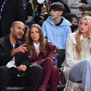 Plus qu'à espérer un énième succès de Tony Parker, cette fois depuis le banc.

Tony Parker et sa compagne Agathe Teyssier - Célébrités assistent au match 1 du NBA Paris Games 2025 à L'Accor Arena Bercy à Paris le 23 janvier 2025. 

© Veeren/Bestimage
