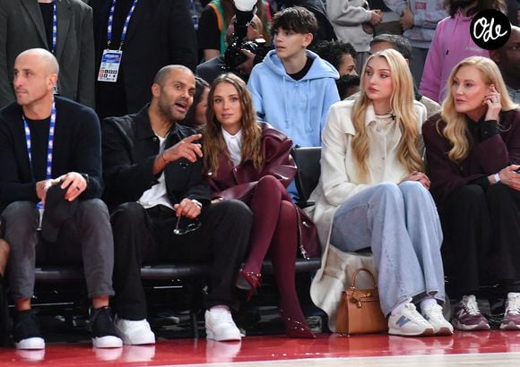 Plus qu'à espérer un énième succès de Tony Parker, cette fois depuis le banc.

Tony Parker et sa compagne Agathe Teyssier - Célébrités assistent au match 1 du NBA Paris Games 2025 à L'Accor Arena Bercy à Paris le 23 janvier 2025. 

© Veeren/Bestimage