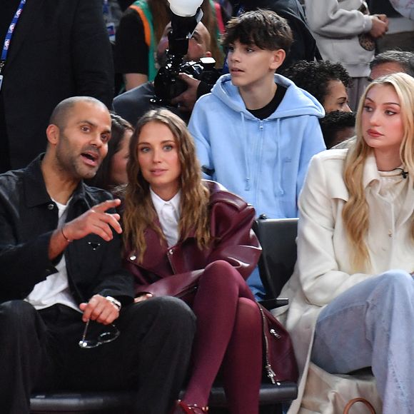 Plus qu'à espérer un énième succès de Tony Parker, cette fois depuis le banc.

Tony Parker et sa compagne Agathe Teyssier - Célébrités assistent au match 1 du NBA Paris Games 2025 à L'Accor Arena Bercy à Paris le 23 janvier 2025. 

© Veeren/Bestimage