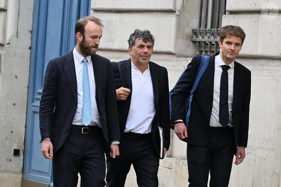 Il a été reconnu coupable de "violences habituelles" sur une ancienne compagne
Exclusif - Stéphane Plaza arrive à la Maison de la Chimie à Paris avec ses avocats Antonin Gravelin-Rodriguez et Julien Roelens pour donner une conférence de presse le 5 juin 2025.