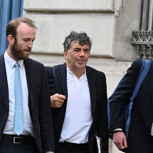 Il a été reconnu coupable de "violences habituelles" sur une ancienne compagne
Exclusif - Stéphane Plaza arrive à la Maison de la Chimie à Paris avec ses avocats Antonin Gravelin-Rodriguez et Julien Roelens pour donner une conférence de presse le 5 juin 2025.