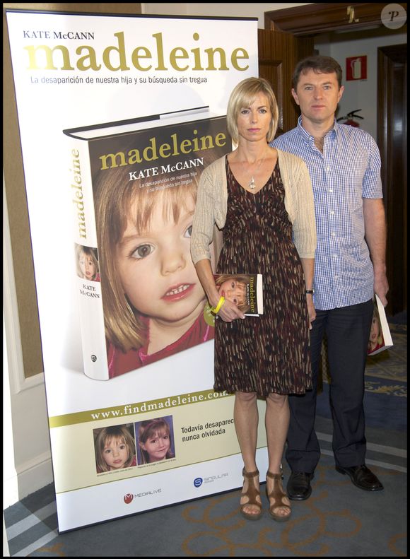 Pour rappel, ses parents l’avaient laissée avec son frère et sa soeur dans leur appartement de location de Praia da Luz, dans l’Algarve. Ce n'est qu'en rentrant d’un dîner avec des amis que les McCann ont constaté sa disparition...

Gerry et Kate McCann présentent leur livre "Madeleine" à Madrid - 2011 (AGENCE / BESTIMAGE).