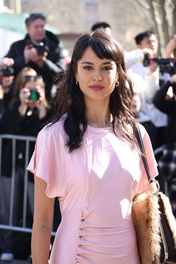 Courtney Eaton aux arrivées au défilé Rabanne Mode Collection Prêt-à-Porter Automne/Hiver 2025-2026 lors de la Fashion Week de Paris (PFW) au siège de l'Unesco, à Paris, France, le 6 mars 2025. © Denis Guignebourg/Bestimage