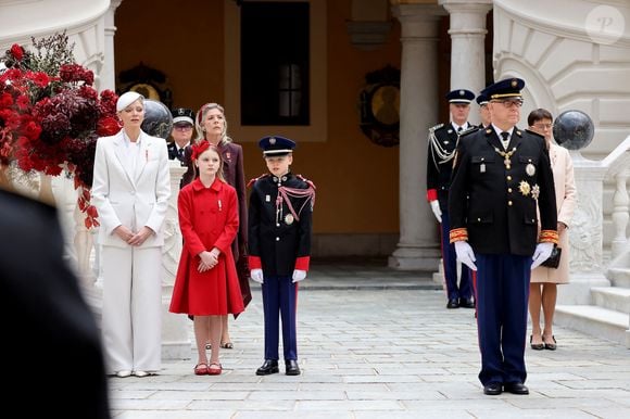 La princesse Charlène de Monaco, La princesse Caroline de Hanovre, La princesse Gabriella de Monaco, comtesse de Carladès, Le prince Jacques de Monaco, marquis des Baux, le prince Albert II de Monaco, La princesse Stéphanie de Monaco - La famille princière monégasque dans la cour d'honneur du palais lors de la la fête nationale à Monaco le 19 novembre 2025. © Dominique Jacovides - Bruno Bebert / Bestimage