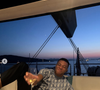 Le footballeur apparaît détendu entre sorties en bateau, repas et soirées en plein air.

Capture Kylian Mbappé - Instagram