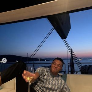 Le footballeur apparaît détendu entre sorties en bateau, repas et soirées en plein air.
Capture Kylian Mbappé - Instagram